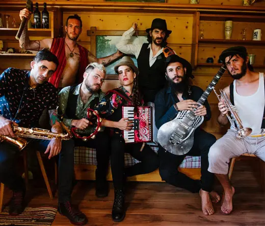 La banda argentina, que suena nuevamente en la Casa de Papel, estrena el  video de La Palloza.